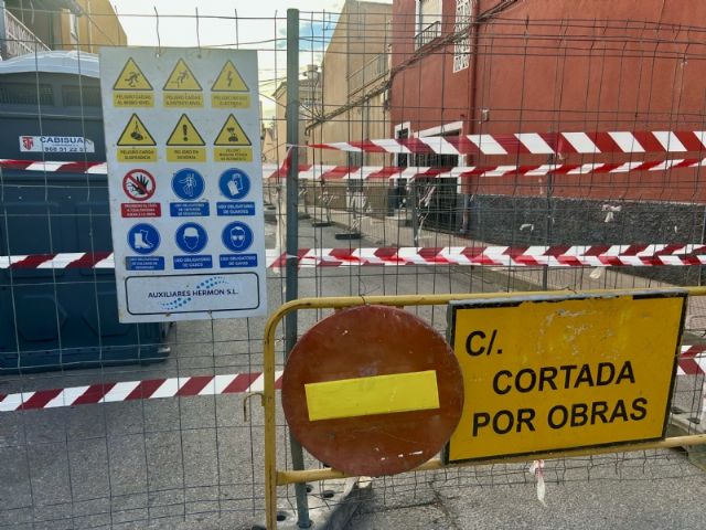 Se ejecutan las obras de reparación de la red de saneamiento en el cruce de las calles Valle del Guadalentín y Quevedo