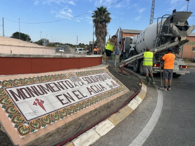 Acondicionan la Rotonda del Agua que regula el tráfico en la intersección de la RM-502 y la antigua N-340