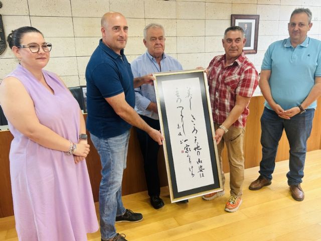 Entregan al Club de Aikido de Totana el prestigioso pergamino caligrafiado regalado al Ayuntamiento por el discípulo del fundador de esta arte marcial japonesa, Kiichi Hine Sensei