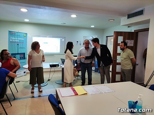 Garantizan la continuidad de los programas de Inserción Laboral para Adultos y de Garantía Juvenil, que promueve el Colectivo “El Candil”, a partir del 1 de octubre