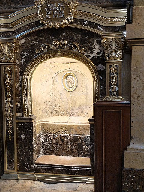 En la parte posterior de la capilla del altar, una pequeña abertura permite a los devotos tocar la sagrada columna de jaspe que, según la tradición, entregó la Virgen María al Apóstol Santiago el Mayor.