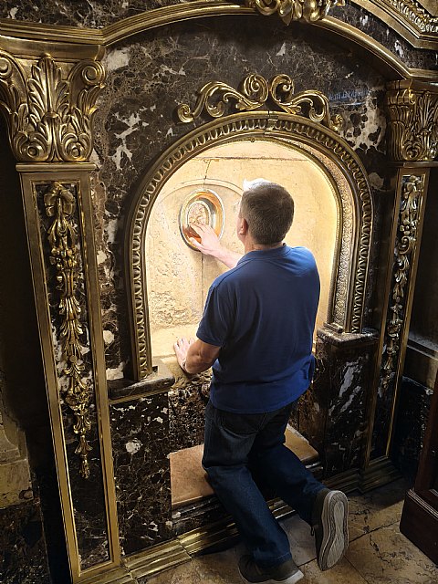 Los devotos que visitamos la Basílica podemos arrodillarnos ante el sagrado pilar, tocarlo y orar ante él, como podemos ver en este momento de oración personal.