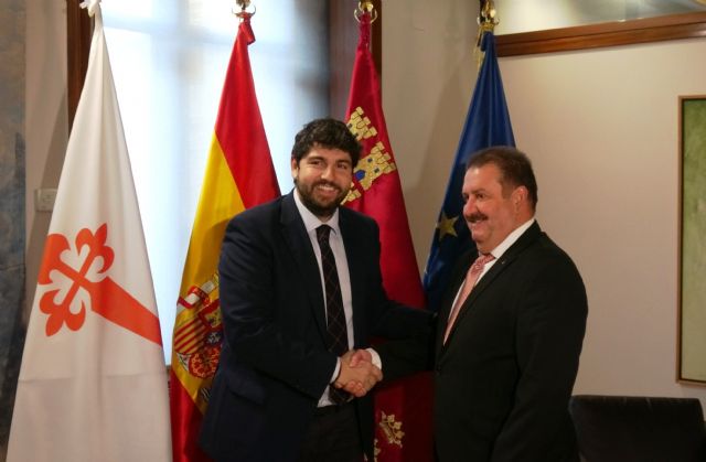 El alcalde pide al presidente de la Comunidad Autónoma más plazo para pagar la deuda municipal;