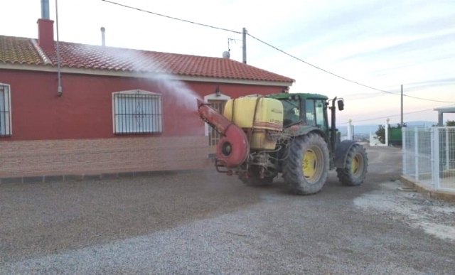 Agricultores voluntarios realizan durante los últimos días labores de desinfección en las zonas más concurridas de El Paretón-Cantareros y El Raiguero