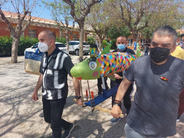 Los Centros de Día para la Discapacidad de Totana celebran su particular fiesta del Entierro de la Sardina