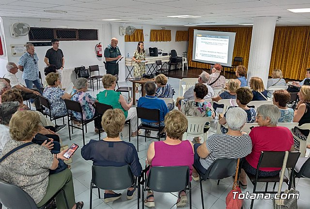 Totana acoge una charla informativa sobre prevención de maltratos, robos y estafas a mayores