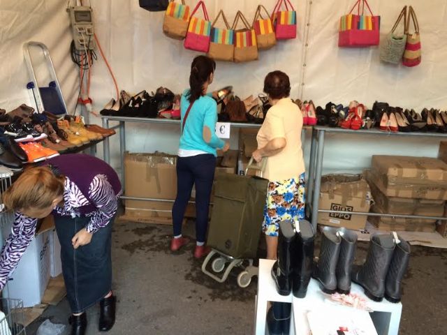 Arranca la octava edición de la Feria Outlet, que se prolongará durante este fin de semana en la plaza de la Constitución