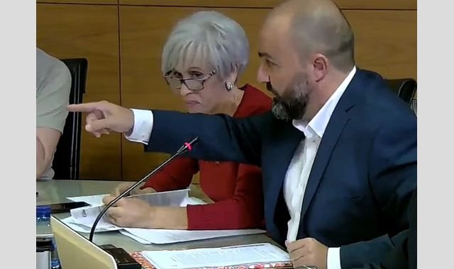 Miguel A. Martinez da la bienvenida a “los nuevos concejales de VOX”