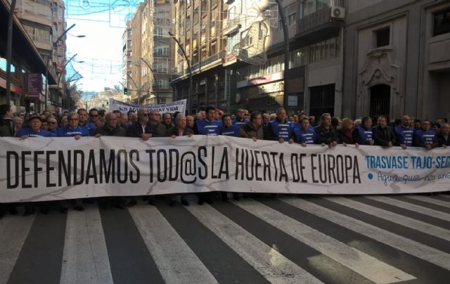 Autoridades municipales acompañan a la Comunidad de Regantes de Totana en las movilizaciones promovidas por el Círculo del Agua en demanda de agua en el campo murciano