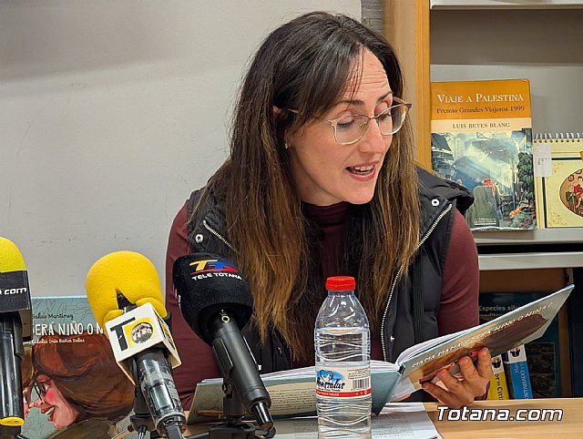 Una tarde de Super Pés: Patricia Salas y Eulalia Inés Baños presentan el cuento ilustrado 'Mamá, mamá, ¿será niño o niña?'