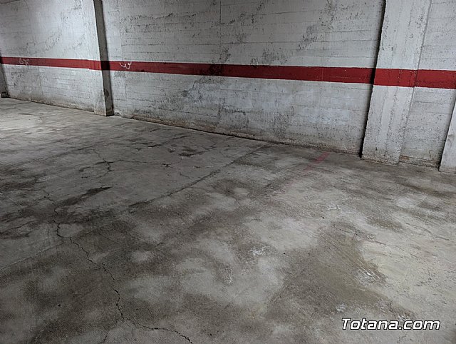 Vecinos de varios edificios del centro de Totana exigen soluciones urgentes ante las filtraciones continuadas de agua