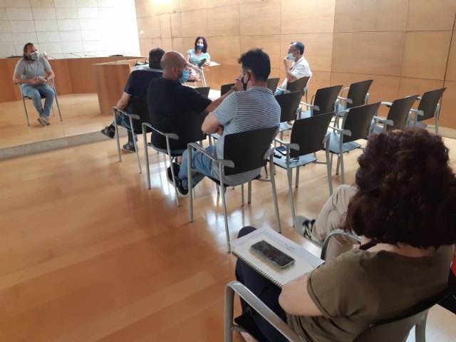 El concejal de Comercio y los portavoces municipales se reúnen con las asociaciones de comerciantes y hosteleros