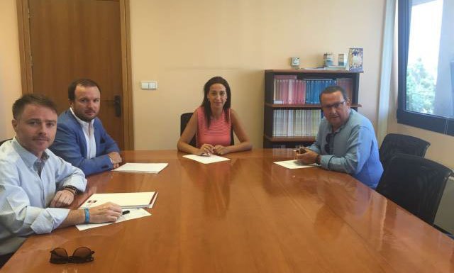 (izq.  a  drcha.)El  Presidente  de  FRECOM,  D.  Luis  Fernández  Mula, la  Directora  General  de  Arquitectura  y  Vivienda,  Dña.  Nuria  Fuentes García-Lax,  el  Presidente  de  AEMCO,  D.  Diego  Fernández  Martínez y  el  Secretario  de  AEMCO,  D.  Fco.  Javier  Martínez-Azor  Arias. 