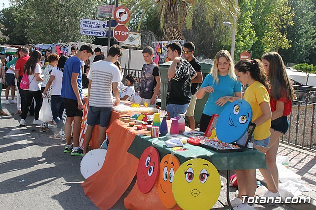 Autoridades municipales visitan el minimarket que los alumnos del Colegio Reina Sofía han organizado en el mercadillo semanal