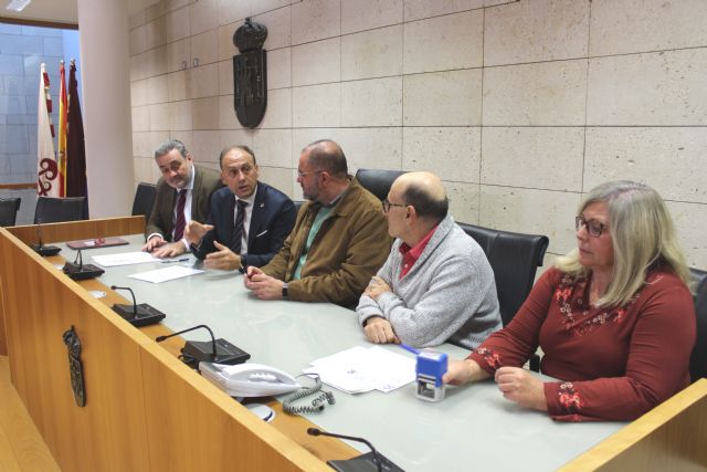 El alcalde firma el préstamo de agrupamiento de créditos para la financiación de gran parte de la deuda municipal para los próximos 20 años.