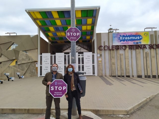 El Colegio Reina Sofía obsequia a la Concejalía de Igualdad con una simbólica señal de tráfico por su compromiso con las políticas contra la Violencia de Género