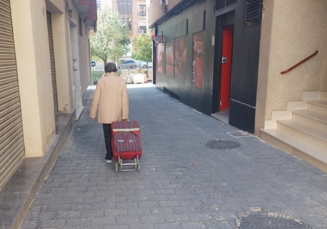 Abierta al tráfico la calle Emilio Mora tras la finalización de las obras de renovación de las redes de agua potable y adoquinado