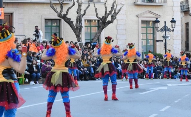 Agotados los asientos en las gradas dispuestas por la Asociación PADISITO para el desfile del Carnaval de este sábado