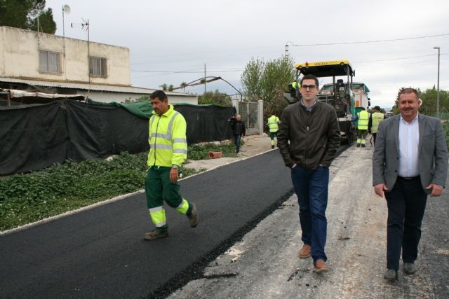 La Concejalía de Caminos pavimenta, con recursos propios, los caminos de COATO y Ezequiel, junto a la Ciudad Deportiva; y acomete numerosos trabajos de parcheo y acondicionamiento en otros