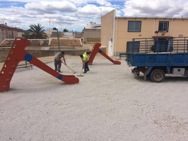 Acondicionan el jardín existente junto a la Hermandad de Santa María Cleofé