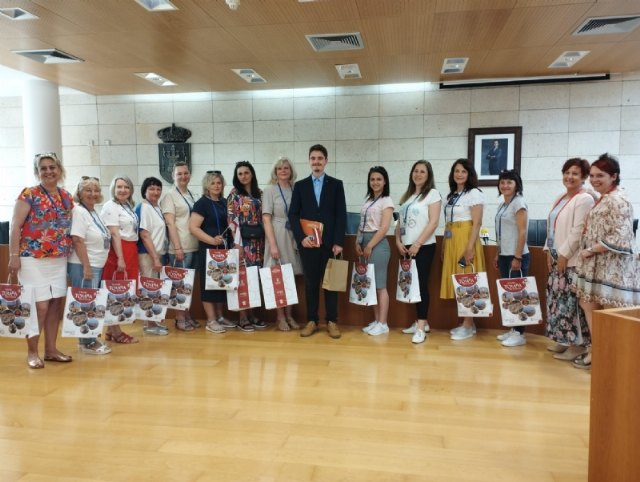 Ofrecen una recepción institucional al profesorado de las delegaciones de Letonia, Bulgaria y Rumanía en el marco del programa ERASMUS +, en el que participa el CEIP La Cruz