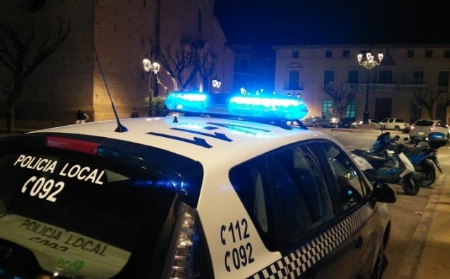 La Policía Local evita que una vecina se tire desde la azotea de un edificio en Totana