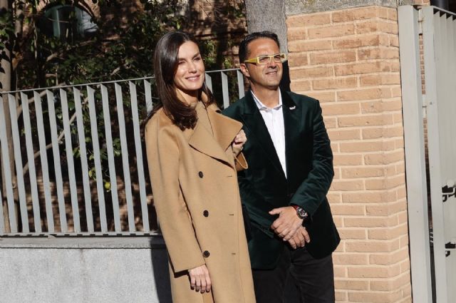 Fotografía de Su Majestad la Reina junto a Juan Carrión, presidente de FEDER y su Fundación, y Fide Mirón, Vicepresidenta de FEDER, durante la reunión anual de 2023 (© Casa de S.M. el Rey)