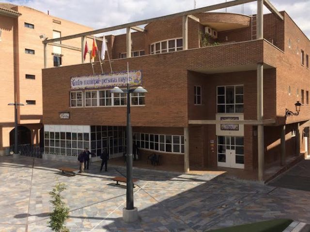 El Centro Municipal de Personas Mayores de la plaza Balsa Vieja acoge un recital de poesia