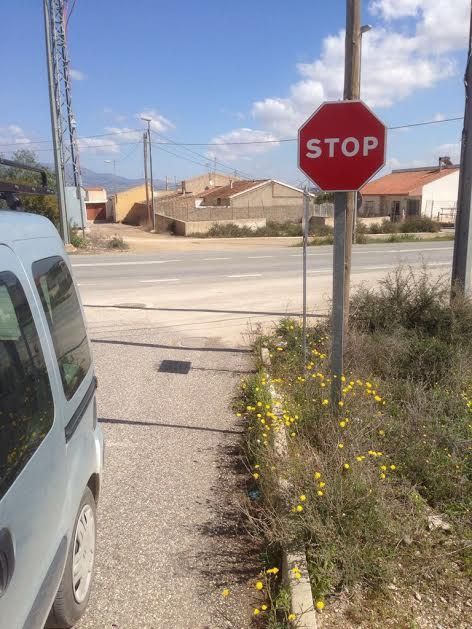 Renuevan numerosas señales verticales que estaban deterioradas en la pedanía de El Paretón-Cantareros