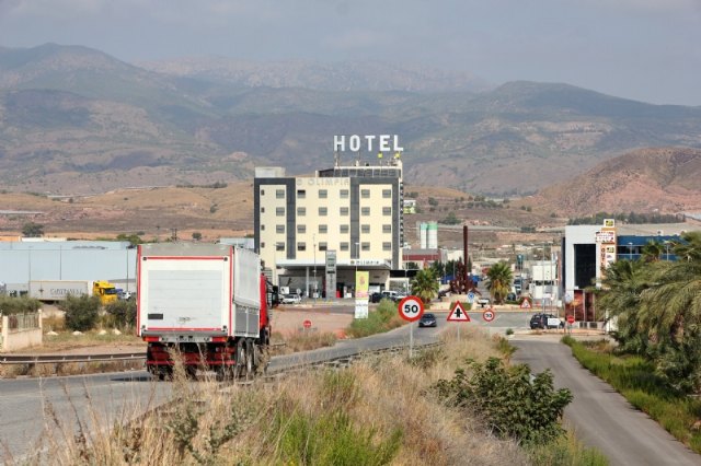 El polígono “El Saladar” incrementa considerablemente la actividad en esta época debido a las campañas de las empresas hortofrutícolas, que incluso triplican sus plantillas