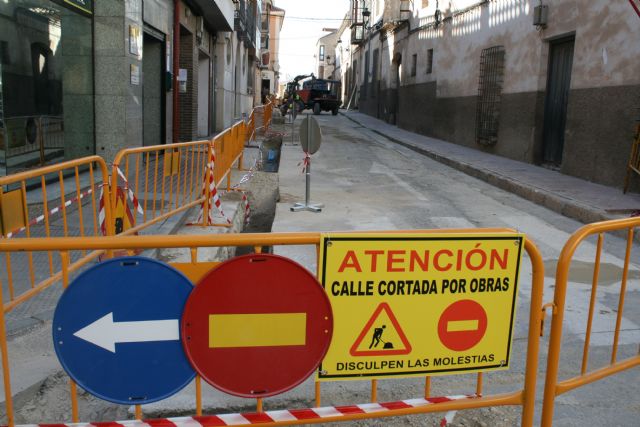 Las obras de saneamiento y pavimentación de la calle Cánovas del Castillo, dentro del PARDOS del 2016, se prolongarán hasta finales de este año
