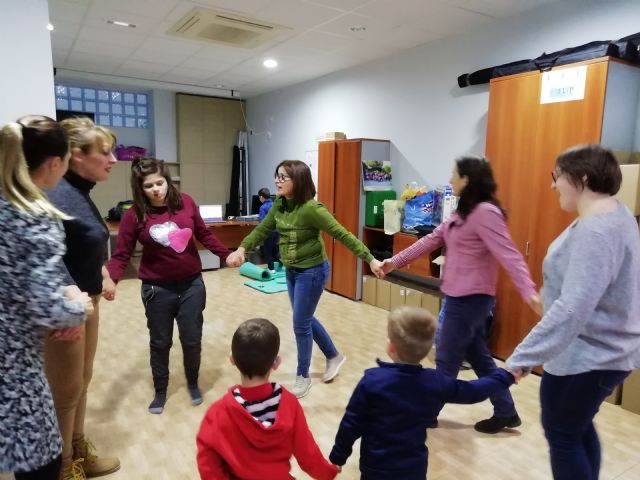 El Centro Multidisciplinar 'Celia Carrión Pérez de Tudela' acoge una sesión de biodanza en familia