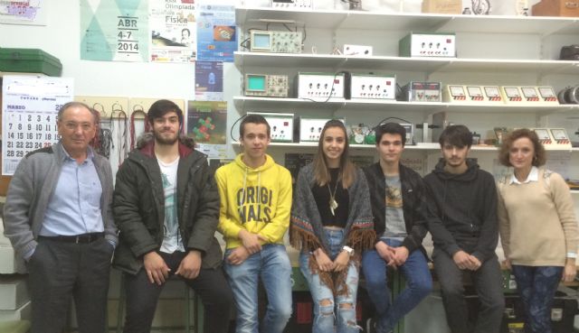 Los cinco alumnos premiados junto a su profesores