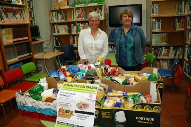 La biblioteca hace entrega a Cáritas de los alimentos recogidos durante la campaña promovida con motivo de las actividades del Día del Libro