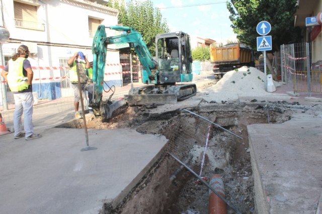 Prosiguen las obras de arreglo de un tramo de la red de alcantarillado en la calle General Aznar