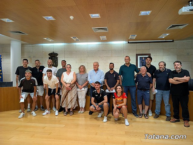 Deportes firma convenios de colaboración con 16 clubes o entidades deportivas de Totana para la utilización de instalaciones públicas municipales y la promoción del deporte de base y competición