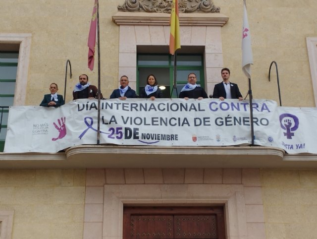 Arrancan las actividades organizadas desde la Concejalía de Igualdad con motivo del 25-N con la colocación de la pancarta conmemorativa