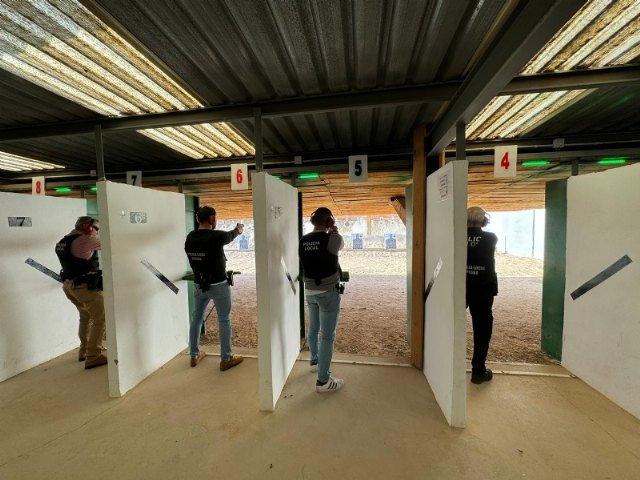 Agentes de la Policía Local realizan ejercicios de tiro e instrucción con el arma de fuego reglamentaria en el transcurso de dos jornadas formativas