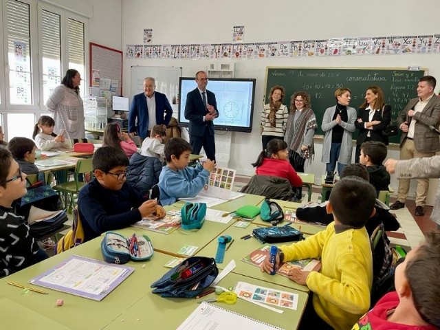 El alcalde y la concejal de Educación trasladan al consejero del ramo las necesidades en materia de infraestructuras que tienen los centros de enseñanza del municipio