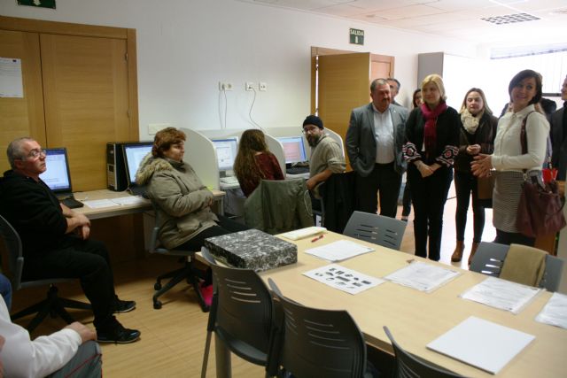 La consejera de Familia e Igualdad de Oportunidades conoce de primera mano los proyectos públicos que está desarrollando el Colectivo para la Promoción Social 'El Candil' en Totana