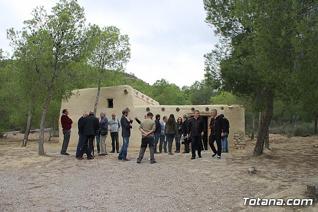 El alcalde acompaña a senadores murcianos a visitar el yacimiento aqueológico de La Bastida