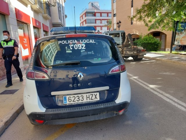 La Policía Local auxilia a un hombre que se encontraba tirado en el suelo ahogándose con síntomas de hipotermia