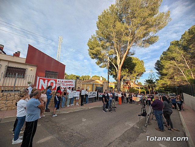 Vecinos de La Charca protestan contra la antena de telefonía móvil y exigen su reubicación