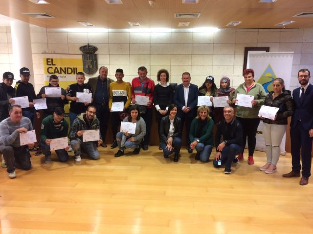 El Colectivo para la Promoción Social 'El Candil' hace entrega a 24 desempleados de los certificados de los cursos formativos de 'Ayudante de Cocina' y 'Usuario Profesional de Productos Fitosanitarios. Nivel Básico'