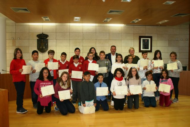 Mario Sánchez García, del CEIP 'Santa Eulalia', toma posesión como nuevo alcalde infantil de Totana en el transcurso del II Pleno Infantil, que ha llevado por título 'Qué hacemos en Totana'