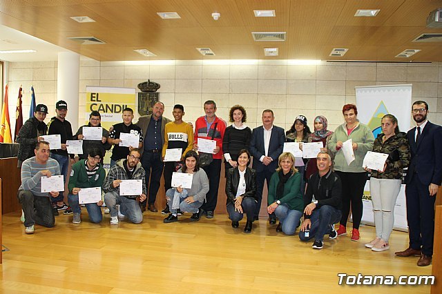 'El Candil' hace entrega a 24 desempleados de los certificados de los dos cursos formativos