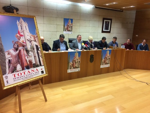 Se presenta el tríptico informativo, editado por el Ayuntamiento, con el programa de las actividades de la Cuaresma y Semana Santa
