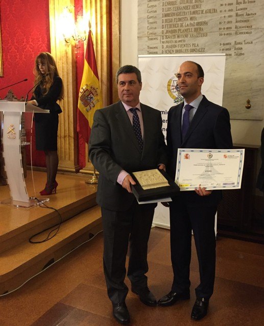Javier Romero Huertas, Subdirector General de ETOSA recogiendo el premio de manos de Rafael Barberá, Director General de Ordenación de la Seguridad Social