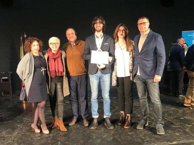 Autoridades municipales acompañan a los dos totaneros galardonados en los Premios Extraordinarios de Educación Secundaria Obligatoria y Bachillerato correspondientes al curso académico 2017/18