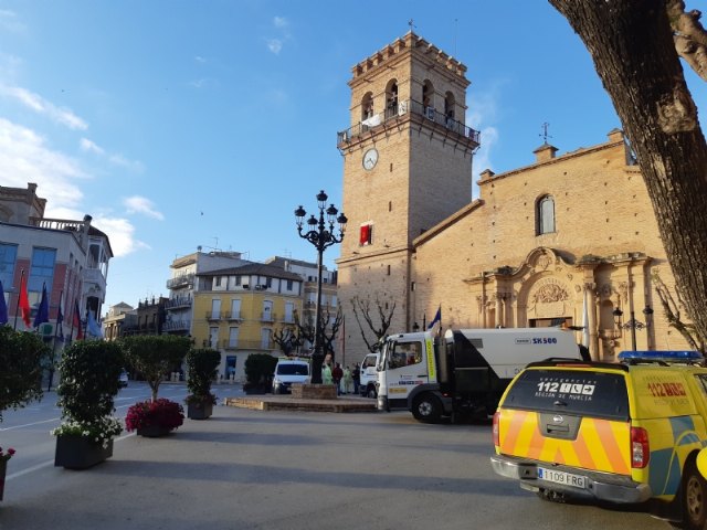 Una brigada de mantenimiento del Ministerio de Fomento realiza trabajos de desinfección en las zonas más sensibles del casco urbano, El Paretón y Lébor